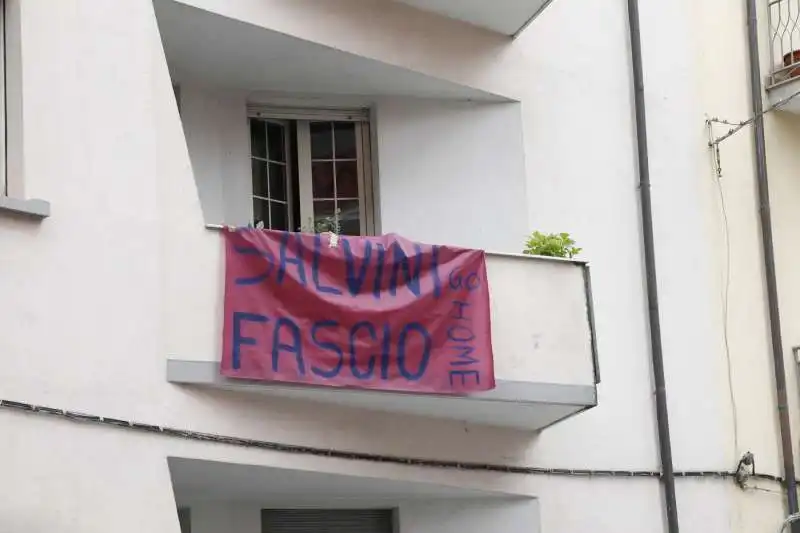 striscioni contro salvini 7