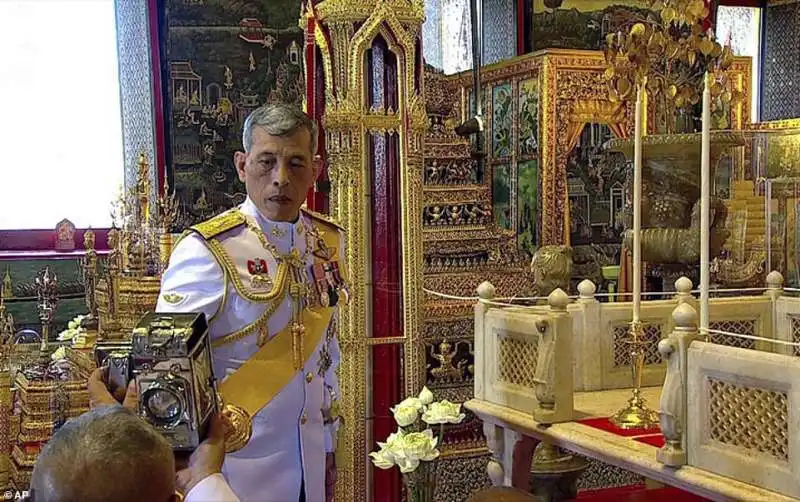 thailandia   incoronazione di maha vajiralongkorn 18