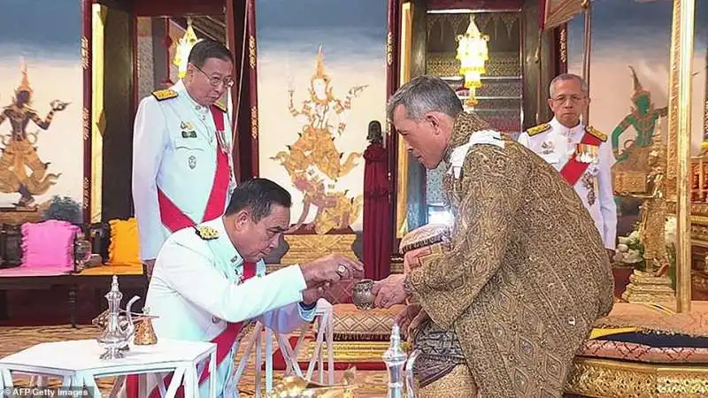 thailandia   incoronazione di maha vajiralongkorn  5