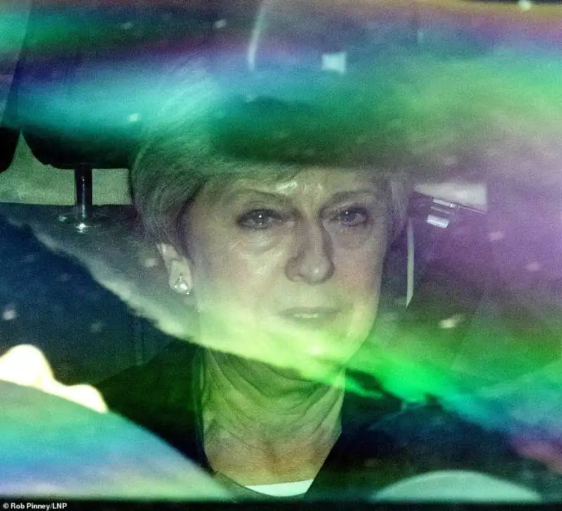 THERESA MAY IN LACRIME IN AUTO