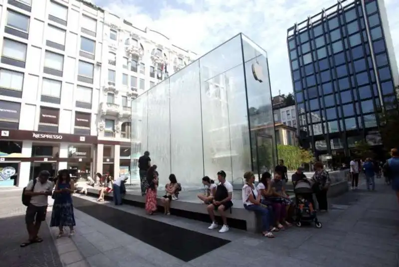 turisti alla fontana dell'apple store di piazza liberty milano 1