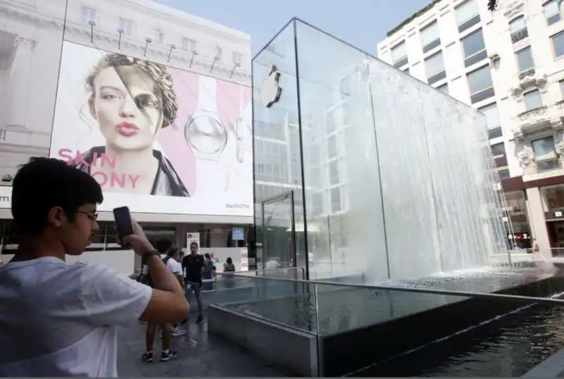 turisti alla fontana dell'apple store di piazza liberty milano 2