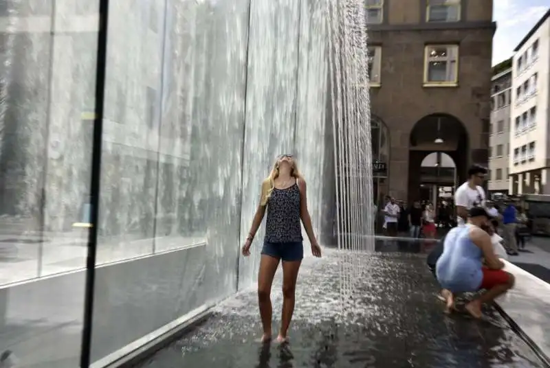 turisti alla fontana dell'apple store di piazza liberty milano 4