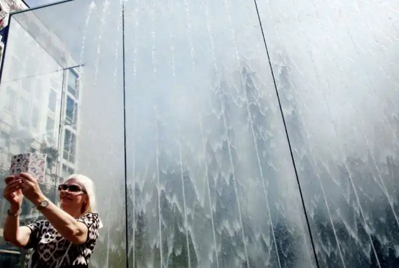 turisti alla fontana dell'apple store di piazza liberty milano 7