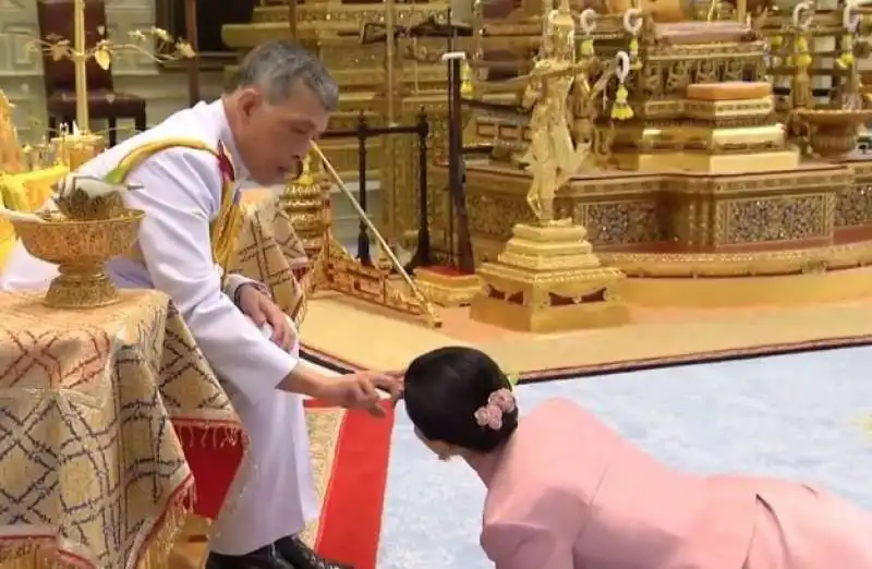 vajiralongkorn e la moglie 2