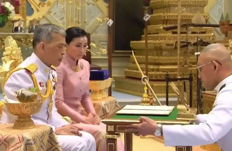 vajiralongkorn e la moglie 4