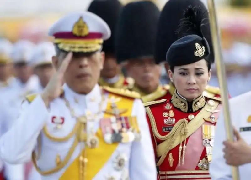 vajiralongkorn e la moglie 6