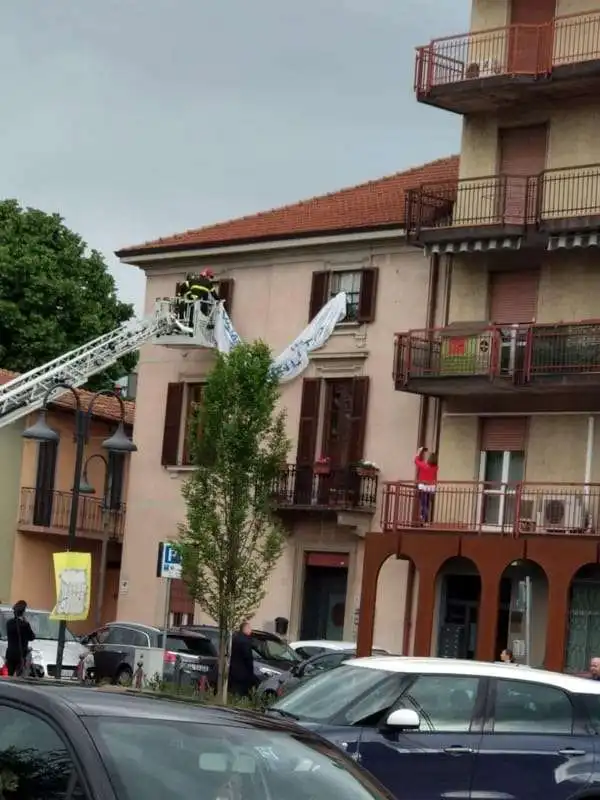 vigili del fuoco rimuovono striscione contro salvini a brembate