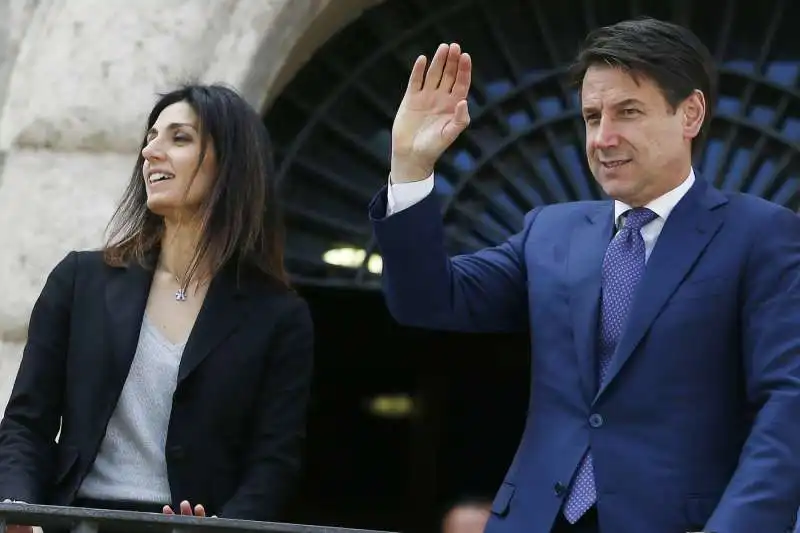 virginia raggi e giuseppe conte affacciati al balcone del campidoglio 2