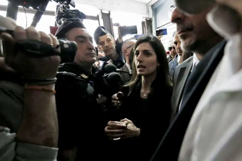 virginia raggi visita la famiglia rom a casal bruciato 9