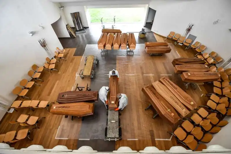 Arrivo al cimitero di Cinisello delle salme portate da Bergamo