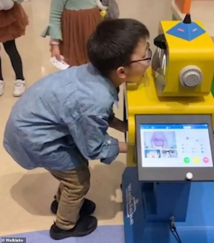 bambini cinesi con robot dottori a scuola