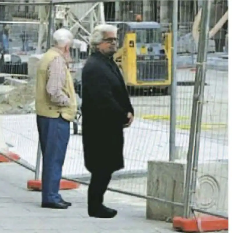 BEPPE GRILLO IN VERSIONE UMARELL GUARDA I CANTIERI