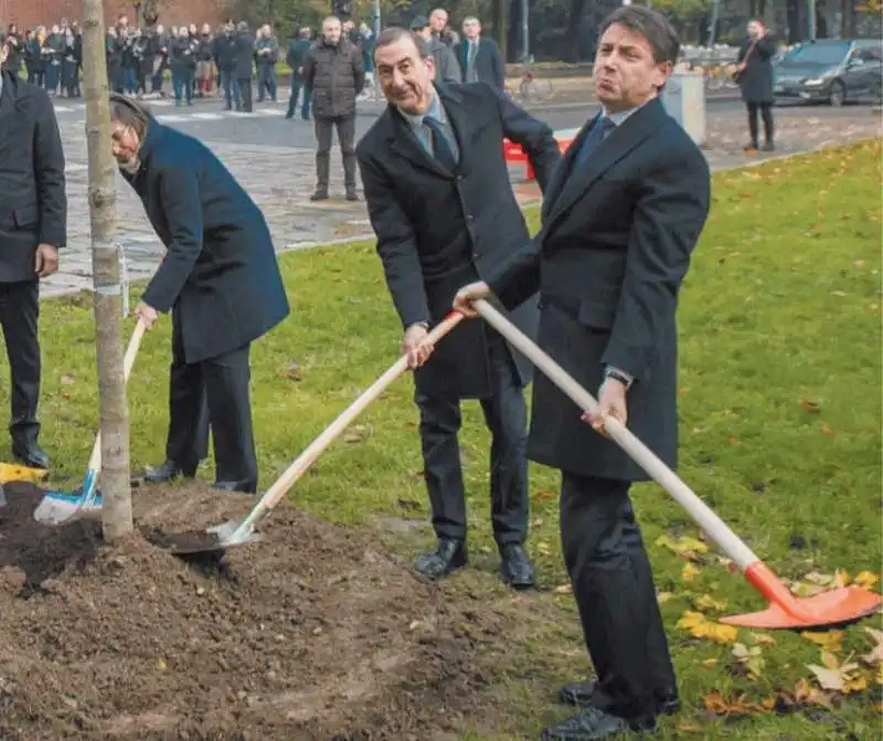 BEPPE SALA E GIUSEPPE CONTE CON LA PALA