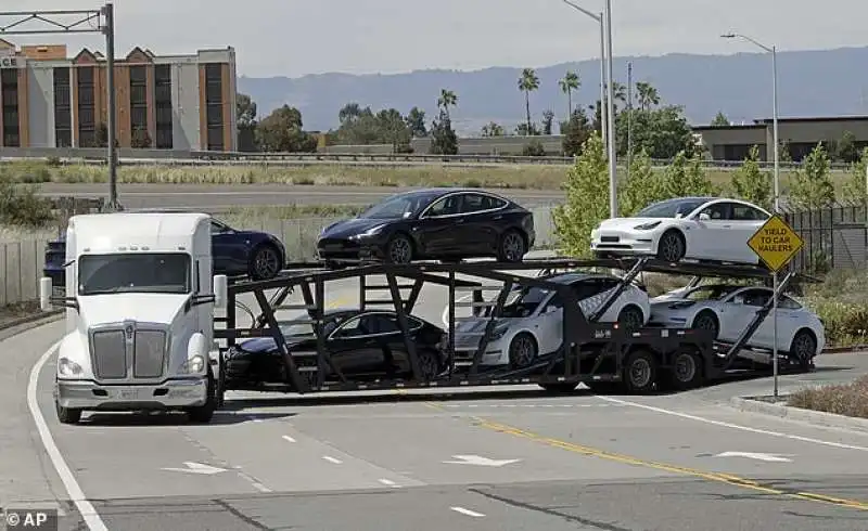 camion con macchine tesla esce dall'impianto di fremont