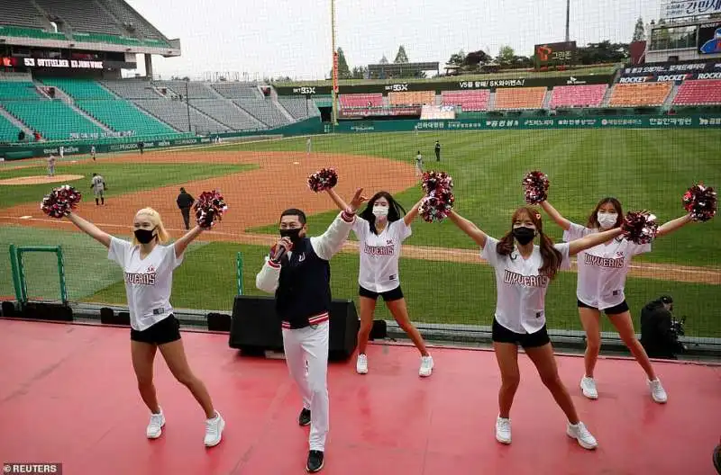 cheerleader con mascherina  alla riapertura del campionato di baseball in corea