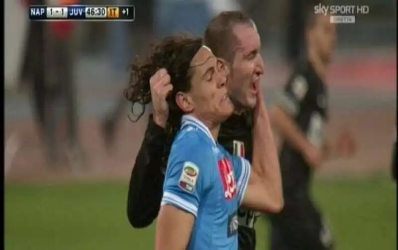 CHIELLINI TIRA I CAPELLI A CAVANI