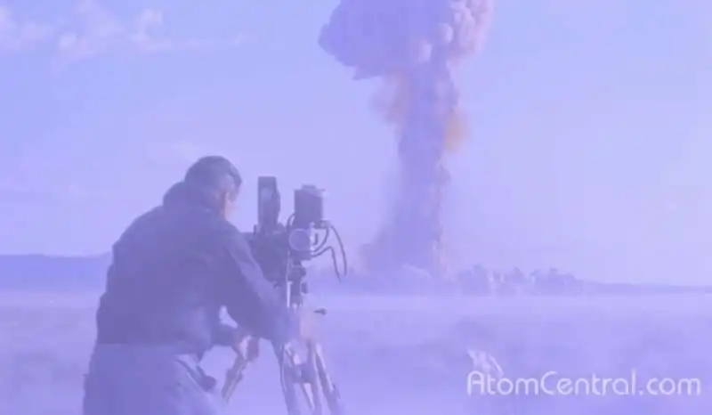 cineoperatore travolto dall'onda di una bomba atomica 4