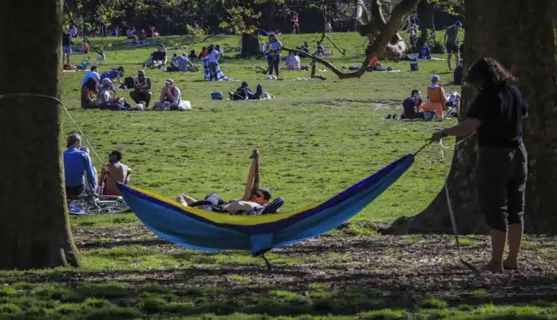 coronavirus a new york   folla a central park        