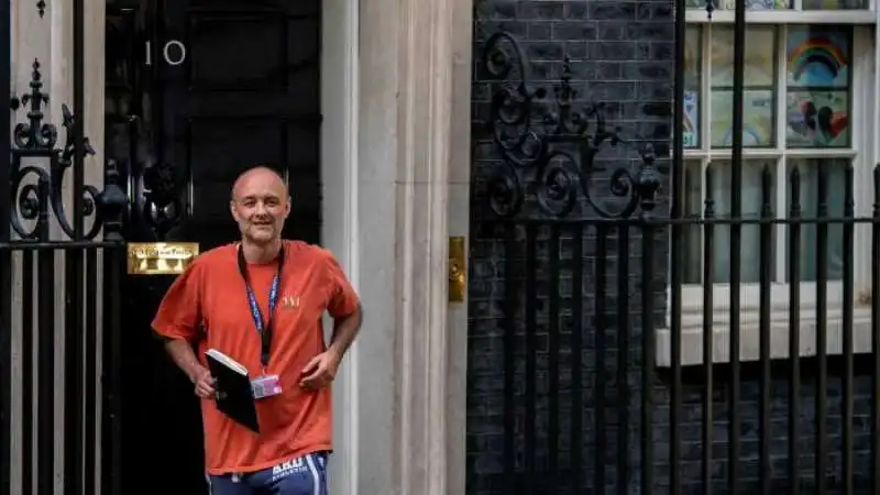 dominic cummings in tuta a downing street