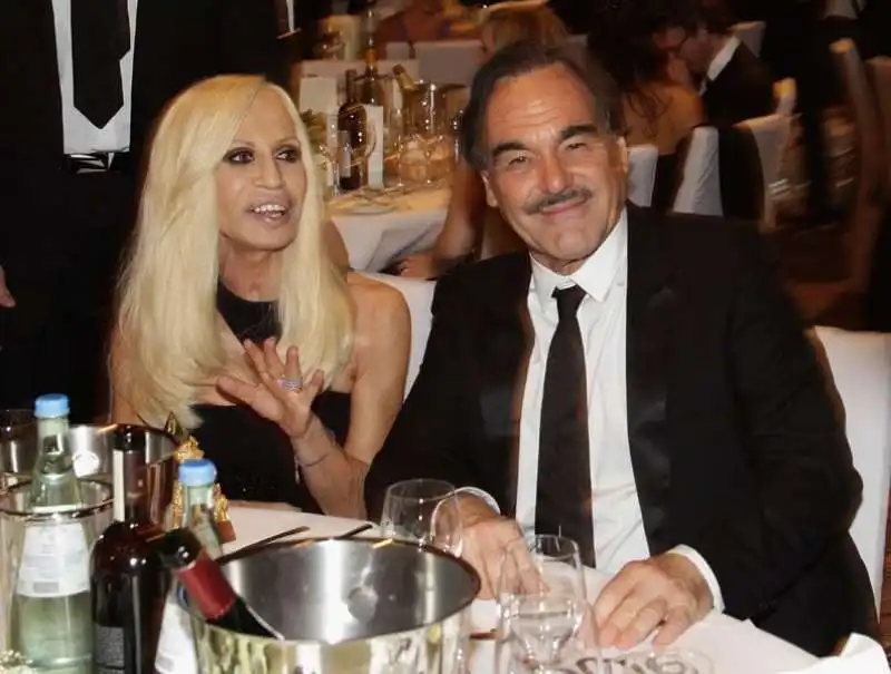 donatella versace a cena con oliver stone nel 2010