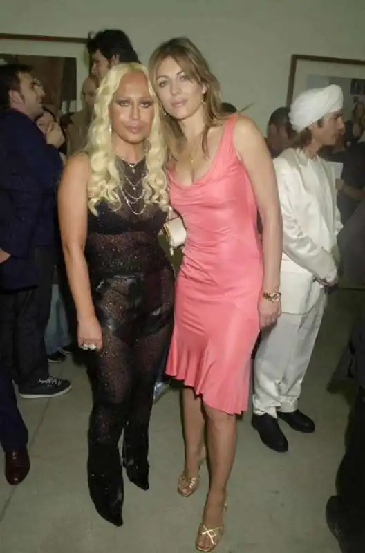 donatella versace con elizabeth hurley nel 2000