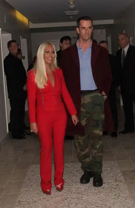 donatella versace con rupert everett nel 2001