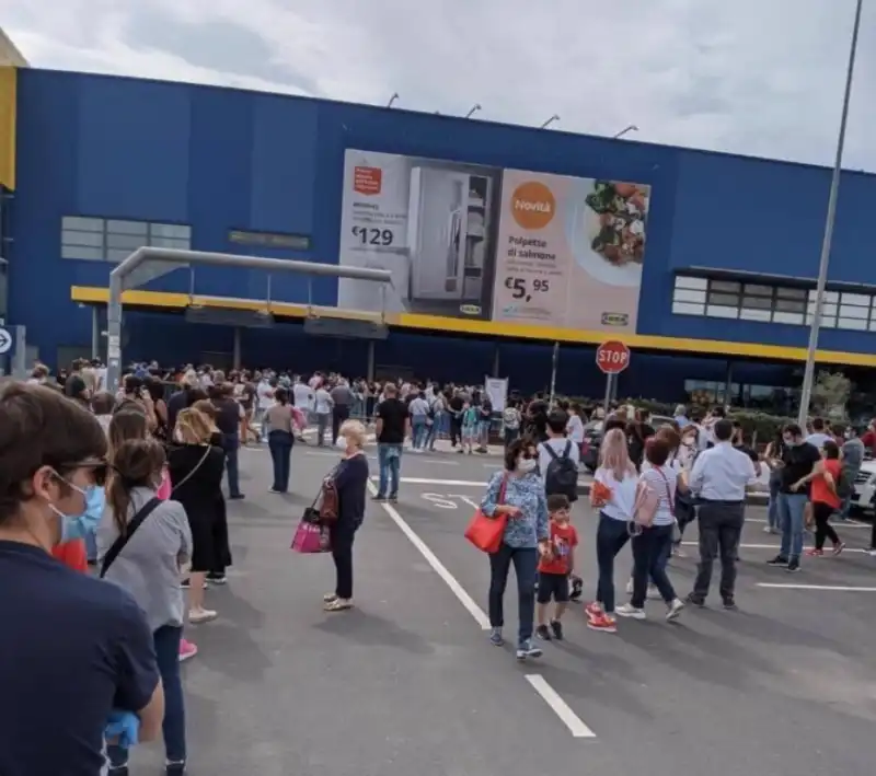 fila all'ikea di corsico per la riapertura dopo il lockdown