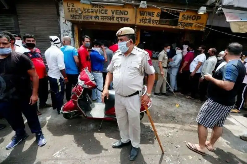 file nei negozi di alcolici in india