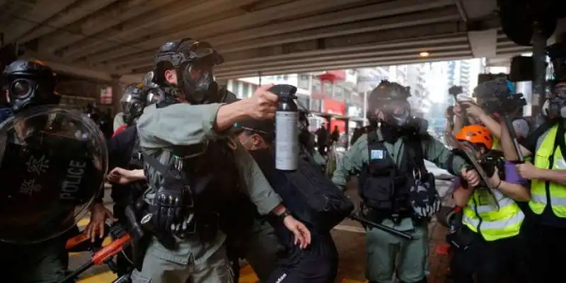 hong kong gas lacrimogeno sui manifestanti