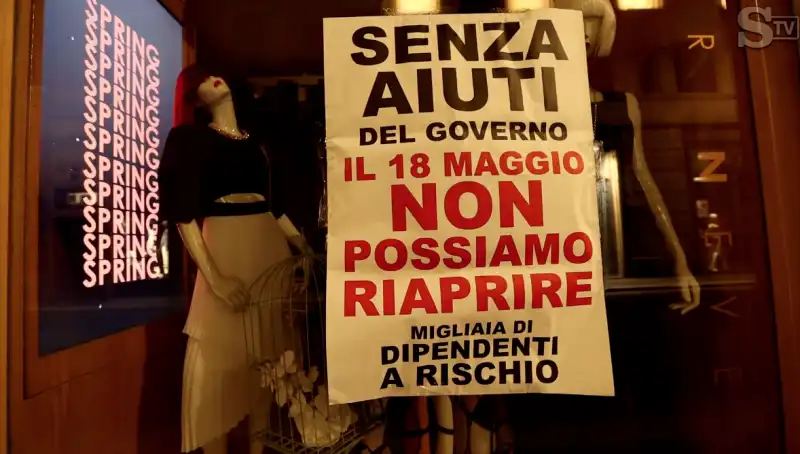 i cartelli nei negozi  del centro di roma che rischiano di chiudere 3