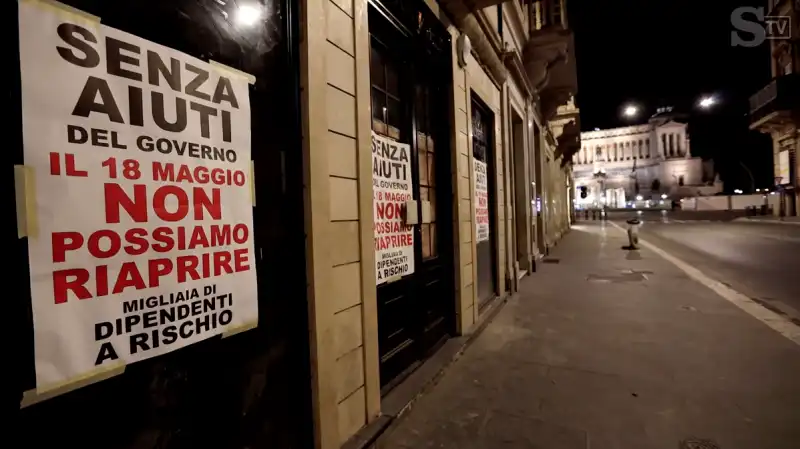 i cartelli nei negozi  del centro di roma che rischiano di chiudere 8