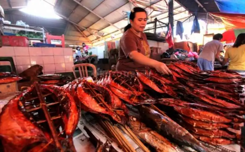 il mercato di tomohon, in indonesia  9