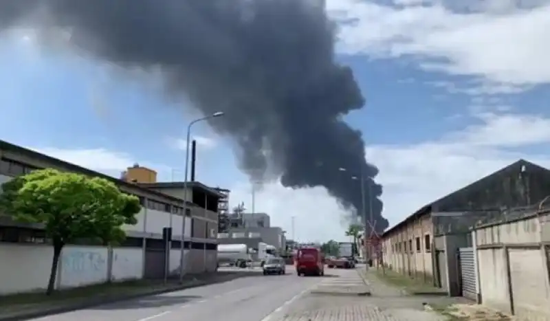 incendio in uno stabilimento chimico di marghera 5