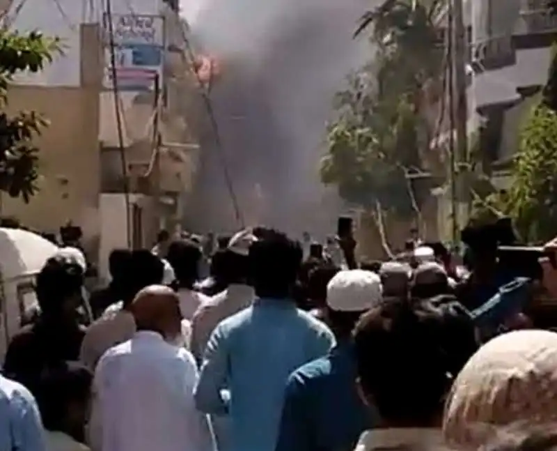 incidente aereo karachi 22