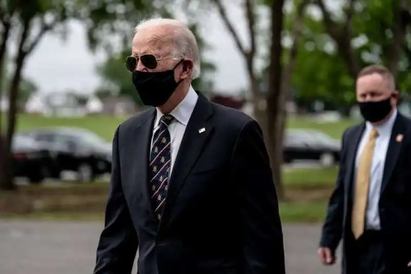 joe biden con mascherina