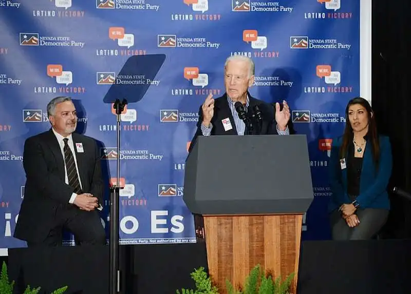 joe biden sul palco con lucy flores