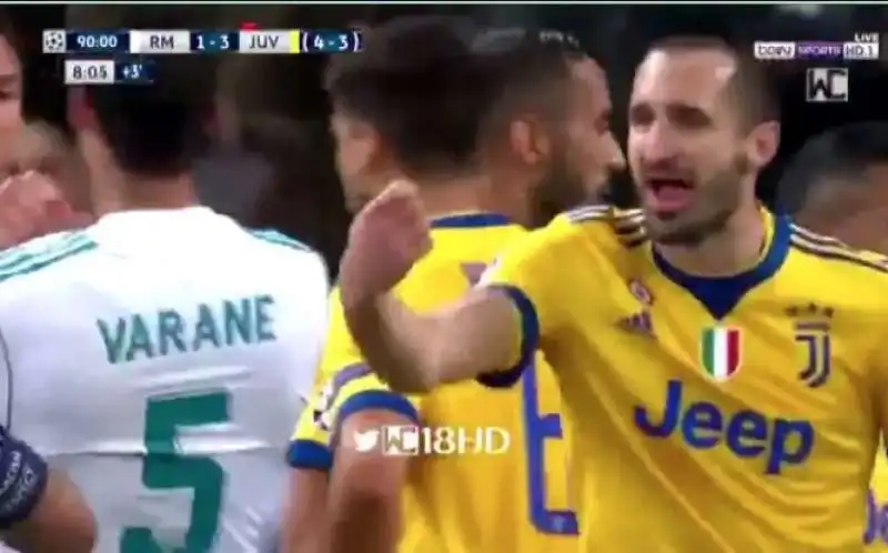 JUVE REAL MADRID - CHIELLINI SCAPOCCIA E INVEISCE DICENDO YOU PAY