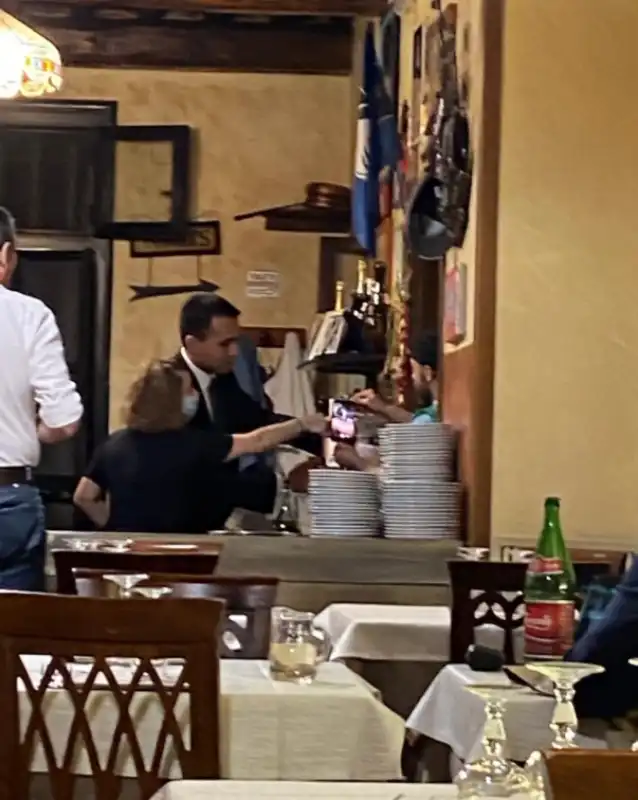 luigi di maio al ristorante il papetto senza mascherina