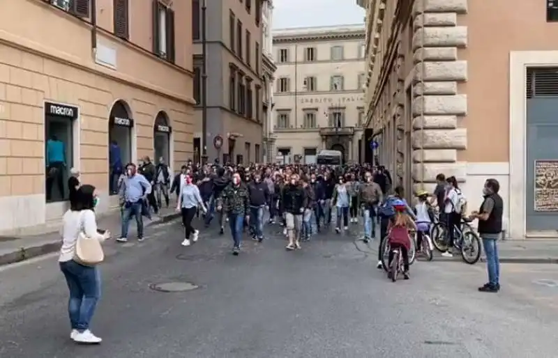 mascherine tricolori di casapound