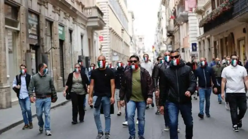 mascherine tricolori di casapound 2