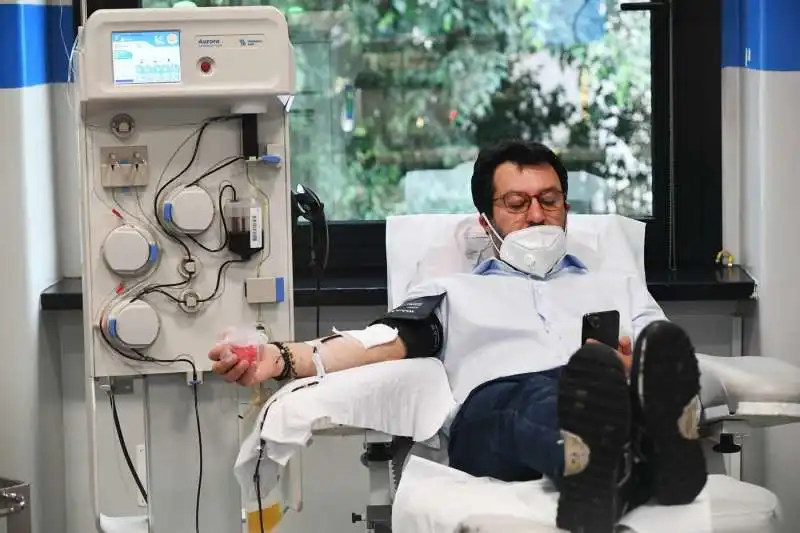 MATTEO SALVINI DONA IL SANGUE