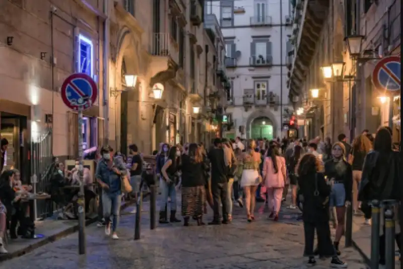 movida a napoli il primo weekend di fase due 10