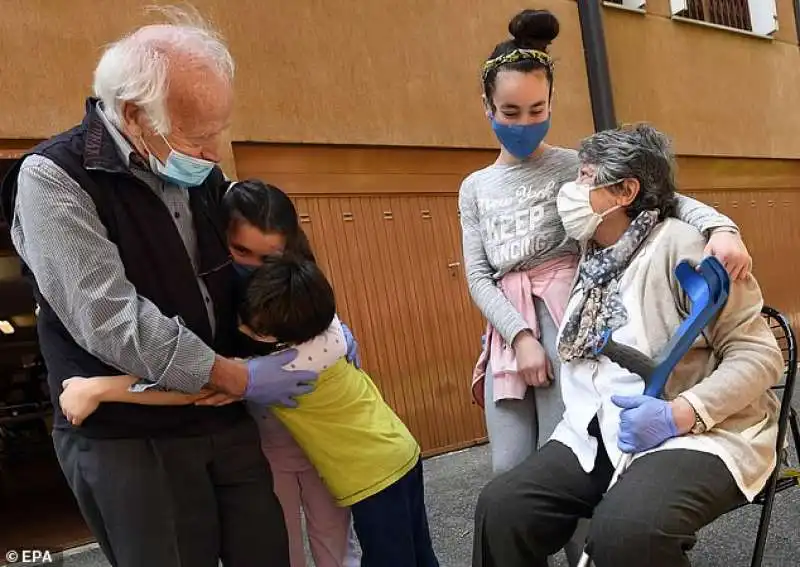 nonni e nipoti si riabbracciano a milano