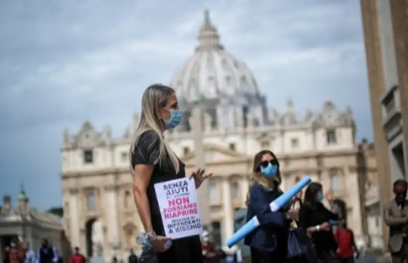 protesta dei commercianti in piazza san pietro 10