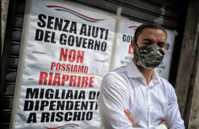 protesta dei commercianti in piazza san pietro.    