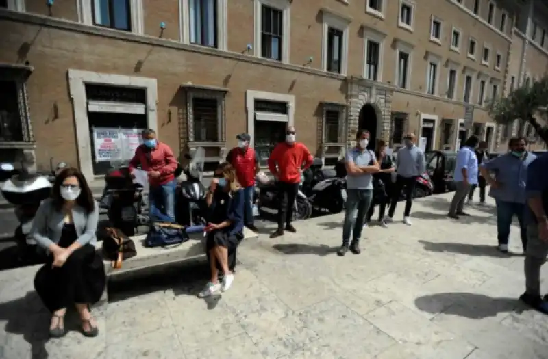 protesta dei commercianti in piazza san pietro 2