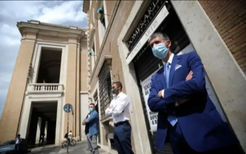 protesta dei commercianti in piazza san pietro 4