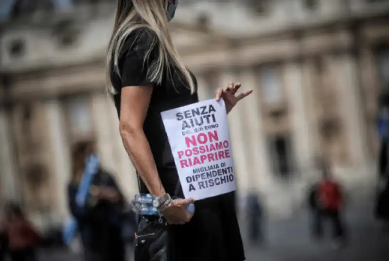 protesta dei commercianti in piazza san pietro 6