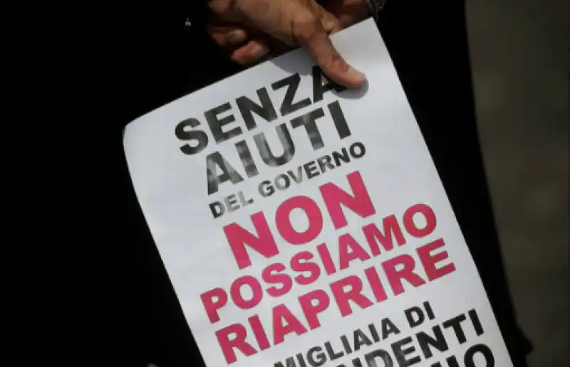  protesta dei commercianti in piazza san pietro 7